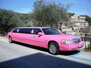Foto mobil Limousine warna pink