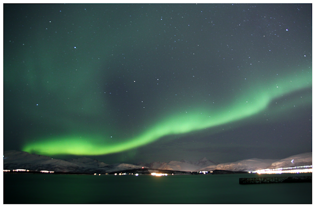 Niesamowita zorza polarna w Tromsø, w północnej Norwegii