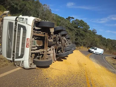 CARRETA TOMBA NA CURVA DO CATETO EM RONCADOR (PR) E MOTORISTA É LANÇADO PARA FORA DO VEÍCULO