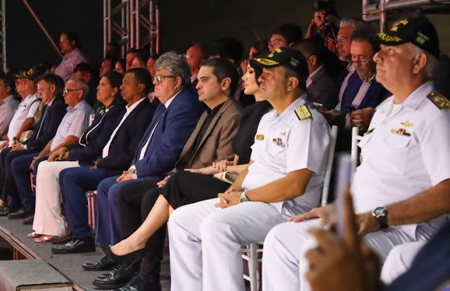Governador João Azevêdo visita navio Atlântico e destaca investimentos no Porto de Cabedelo