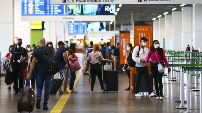 Máscaras em aviões e aeroportos voltam a ser obrigatórias