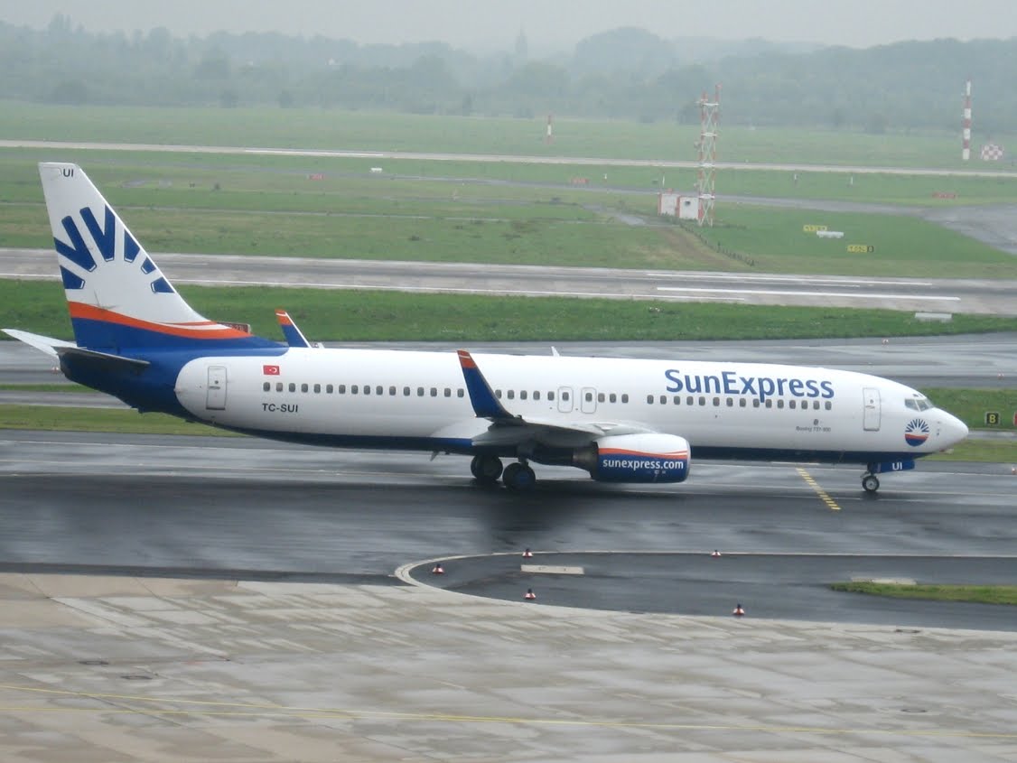 Sun Express Boeing 737-800 and Aer Lingus Airbus A320 - Dusseldorf