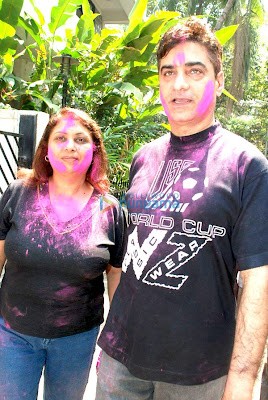 Riya and Raima Sen play Holi at 'Azmi House' image