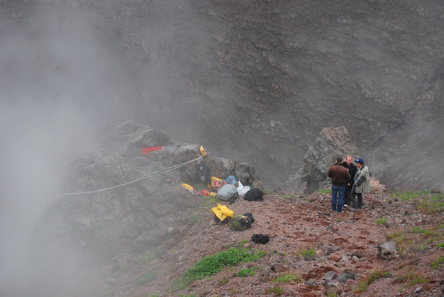 des volcanologues au travail