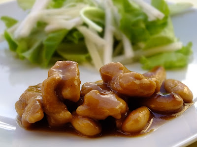 pollo alle mandorle in salsa di soia con insalata di topinambur e rapa bianca