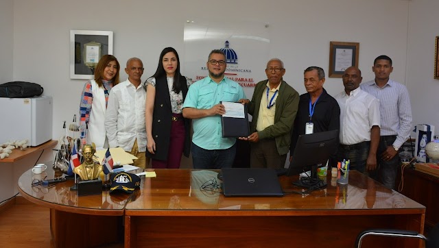 Director del FEDA Hecmilio Galvan entrega cheque por el valor de 2,527,244.21 a la Cooperativa COOPLUZORIENTE