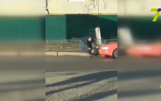 В Одесі водій збив чоловіка, відтягнув його на тротуар і поїхав
