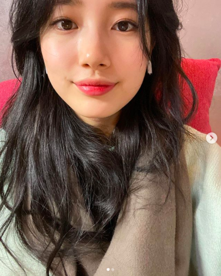 Singer and Actress Bae Suzy looks beautiful with her perfect visual in her latest Instagram update.