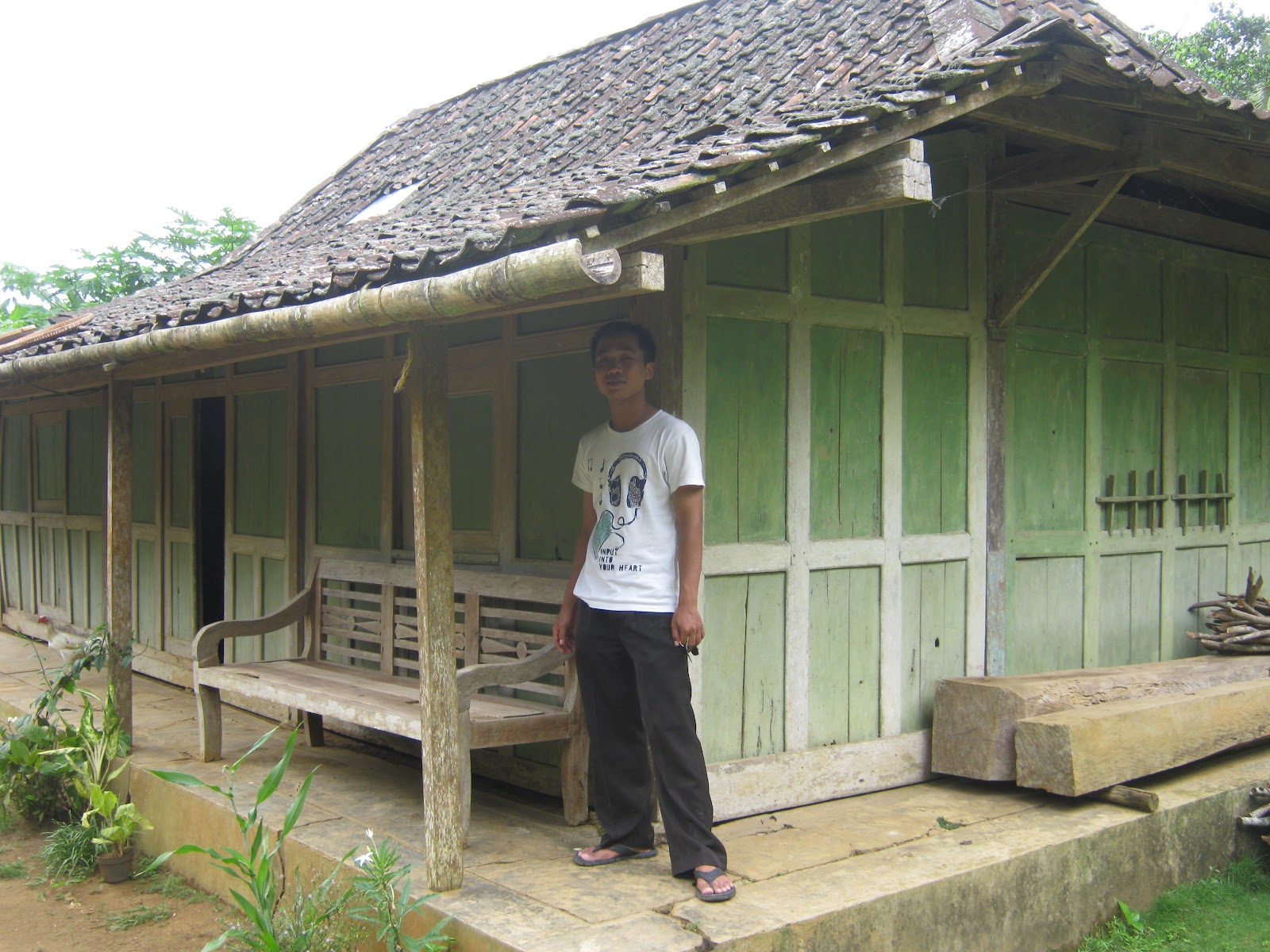 indonesian ancient Rumah  Khas Penduduk Jawa  Tengah dan DIY