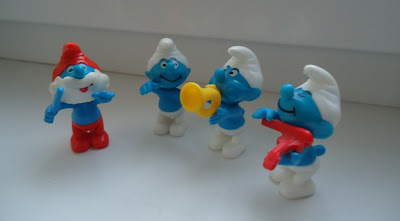4 Kinder Smurf Figures