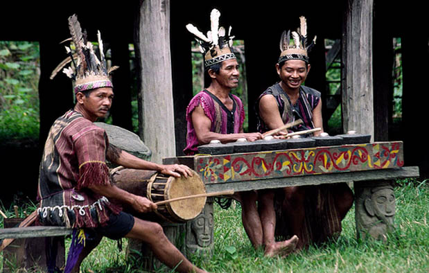 Suku dayak yaitu salah satu suku orisinil Kalimantan yang sangat populer alasannya yaitu keunikan etn Sejarah Asal Usul Suku Dayak dan Penyebarannya di Kalimantan