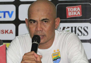 Agen Bola - Herrie Setyawan Bersyukur Djadjang Nurdjaman Latih Persib Bandung