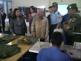 Menhan Purnomo Yusgiantoro, mengunjungi pabrik parasut PT Langit Biru Parasut di Katapang, Kabupaten Bandung