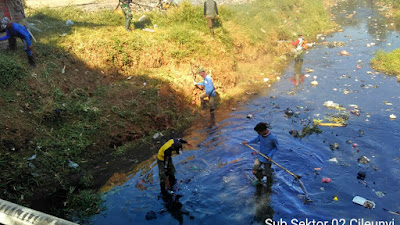 Satgas Subsektor 21-2 Cileunyi Korve Sungai Bersama Warga