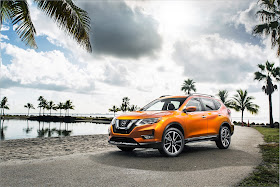 Front 3/4 view of 2017 Nissan Rogue SL AWD