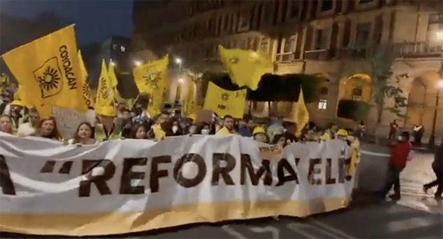 Jóvenes perredistas contra la reforma eléctrica frente al Palacio Nacional
