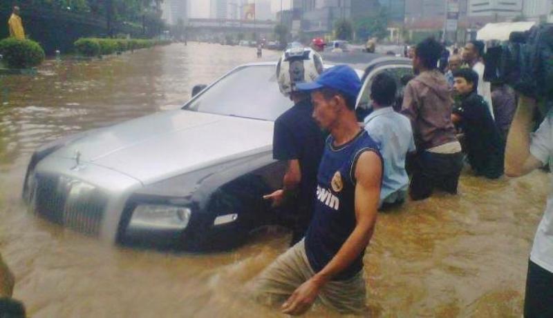 Gambar Motor Tenggelam Banjir Di Jakarta  Share The 