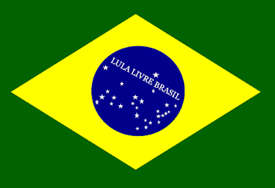 Na bandeira do Brasil está escrito: Lula livre Brasil.