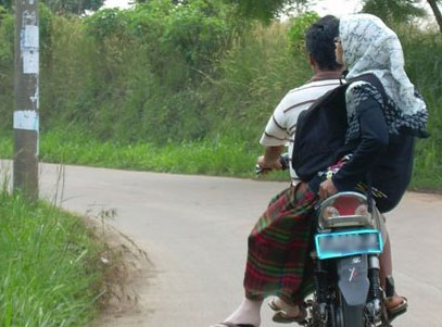 Sudah Jadi Pilihan yang Praktis, Tapi Bolehkah Muslimah Naik Ojek? Awas