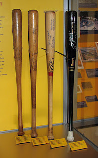 Empat pemukul bisbol bersejarah yang signifikan yang diperlihatkan di festival berjalan Nat Nih Ukuran Tongkat (Stik) Pemukul Baseball dan Sejarahnya