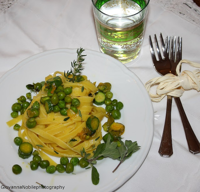 Tagliatelle con ragù di verdure primaverili