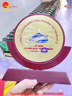 in làm bảng vinh danh