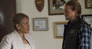 CCH Pounder and Charlie Hunnam in Sons of Anarchy, 11-5-13 ep recap