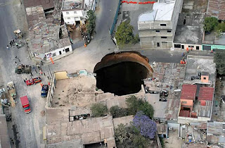gambar foto lubang besar guatemala fenomena alam sinkhole