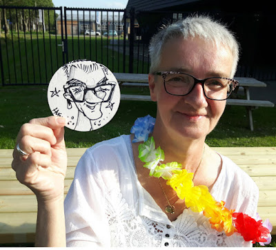 vrouw met bril en kleurige corsage toont bierviltje portret karikatuur tekening