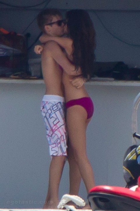 selena gomez and justin bieber in hawaii kissing. hairstyles selena gomez bikini