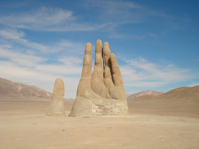 KERENISM: Tangan Raksasa di Gurun Atacama