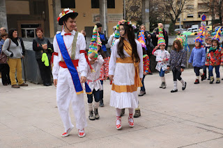 Laguntasuna sale con el gallo en la cuestación de carnaval por las calles de San Vicente