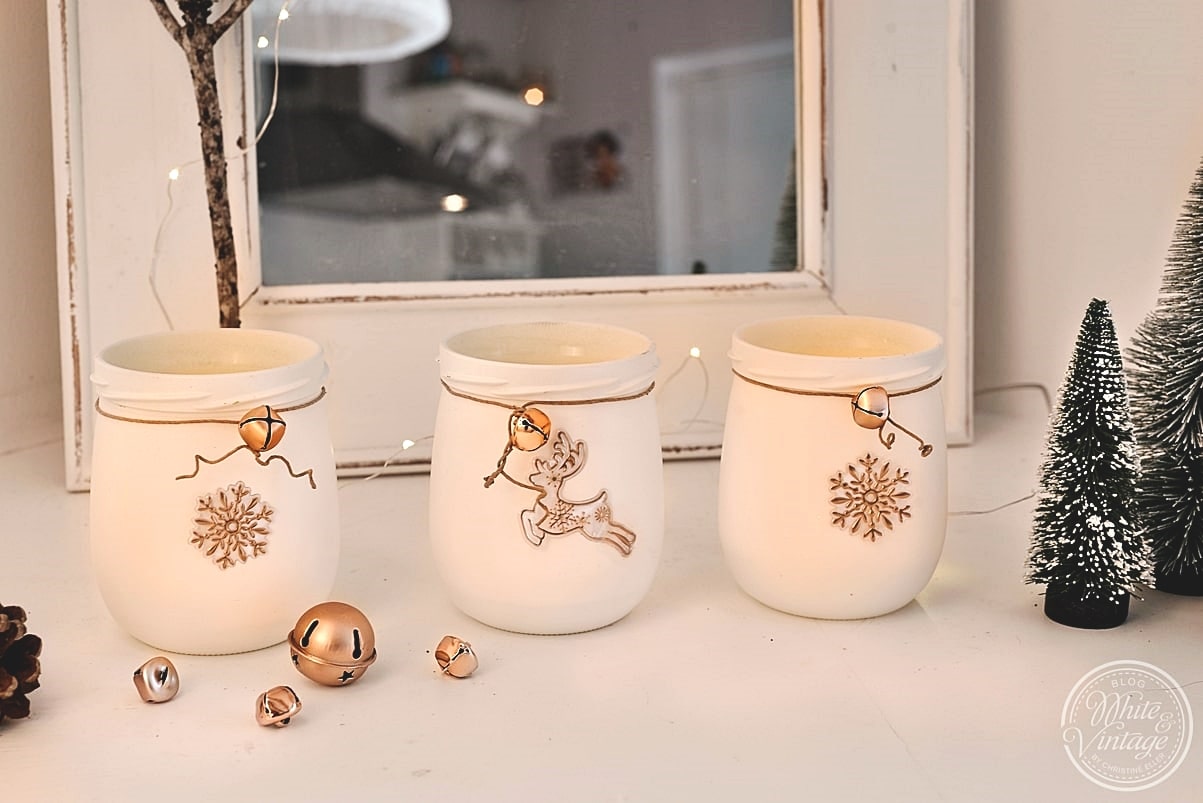 Weihnachtliche Windlichter aus Marmeladenglas basteln.