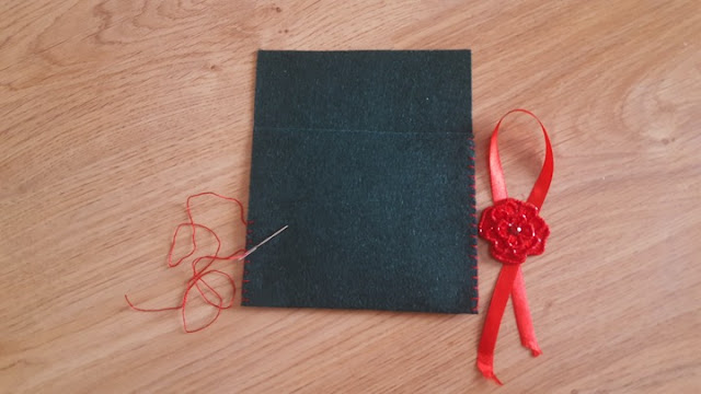 Red and green felt envelope pouch