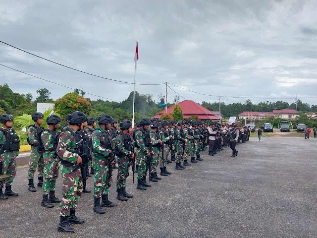 Satgas Yonif RK 136/TS Gelar Apel Gabungan TNI-Polri di Papua Barat