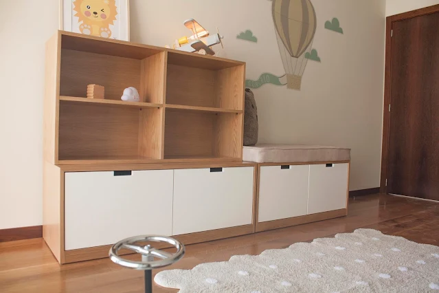 estante com arrumação brinquedos e livros, quarto criança, flybaby