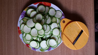 rondelle di zucchine e una piccola mandolina