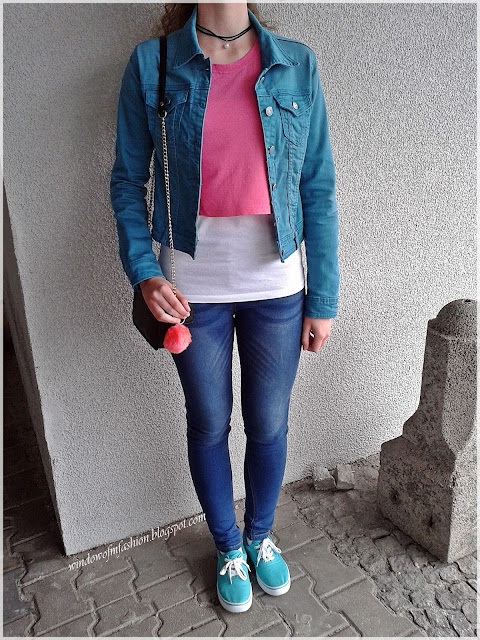 Jeansowa kurtka, różowy crop top, jegginsy, choker z perłą, wiązane tenisówki, torebka z House, breloczek z H&M