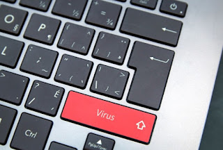 Tulisan Virus di keyboard laptop