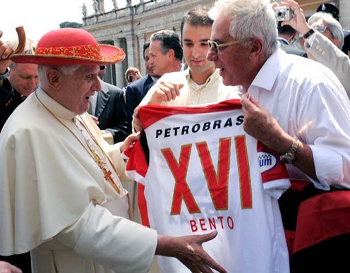 Descobriram para qual time o Papa Bento XVI torce - Flamengo