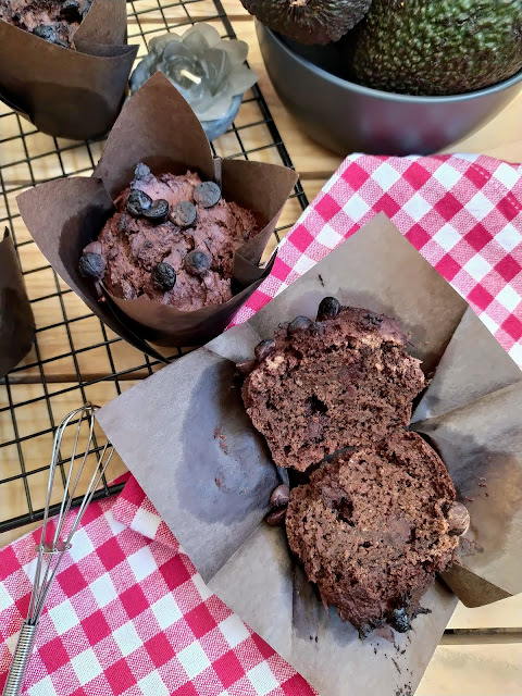 Muffins integrales de aguacate y chocolate. Receta saludable. Desayuno, merienda postre. Vegano Invierno, horno Cuca