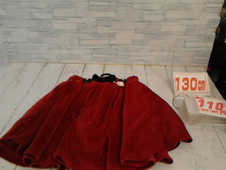 中古品　子供服　１３０ｃｍ　レッド　スカート　１１０円