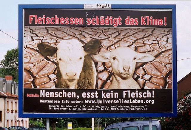 Outdoor na via pública contra comer carne, Überherrn, Saarland, Alemanha. .Acima: 'Comer carne deteriora o clima'. Embaixo:'Homens, não comam carne!'