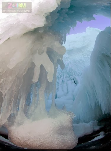 كهوف من الجليد في بحيرة بيكال بسيبيريا
