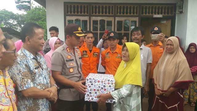 Kunjungi Korban Banjir, Kapolres Lampung Utara Berikan Bantuan Sembako