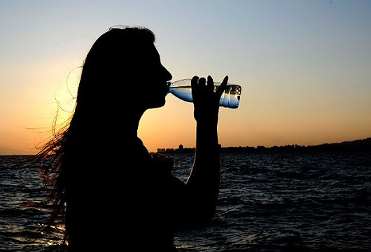 Yaz aylarında cilt sağlığı için su tüketin