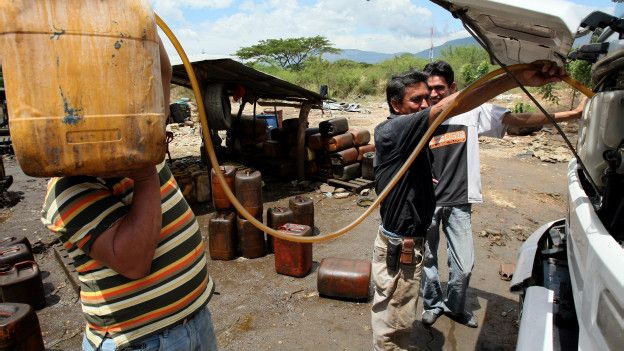 REPORTAJE: Por qué las cañerías de la frontera de Venezuela huelen a gasolina por Daniel Pardo BBC Mundo 