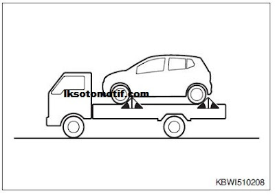 menderek mobil dengan truk flatbed ( gendong )