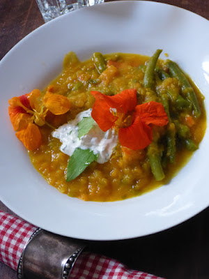 Kürbis-Mören-Orangensuppe_mit_grünen_Bohnen_und_Blüten_und_Kräuterschmand