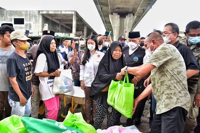 Gubernur Edy Rahmayadi Berikan Bantuan kepada Korban Kebakaran Jalan Wahidin Medan   